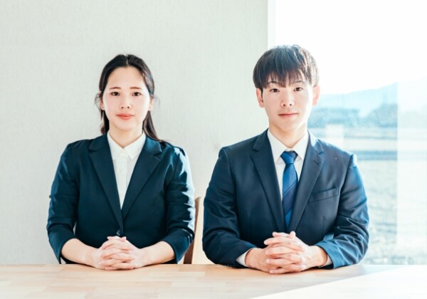 2名の就活生男女