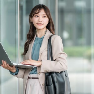 パソコンを持つ女性
