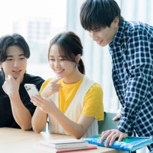 スマホを見る若い男女