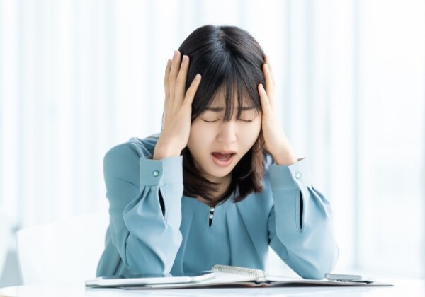 頭を抱える女性