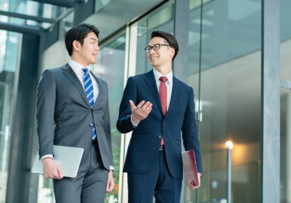 2名のスーツを着た社会人