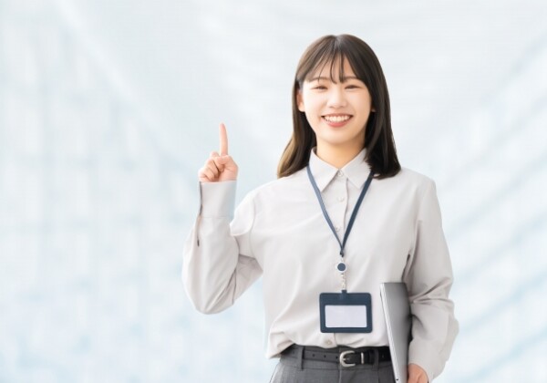 指を立てる社会人女性