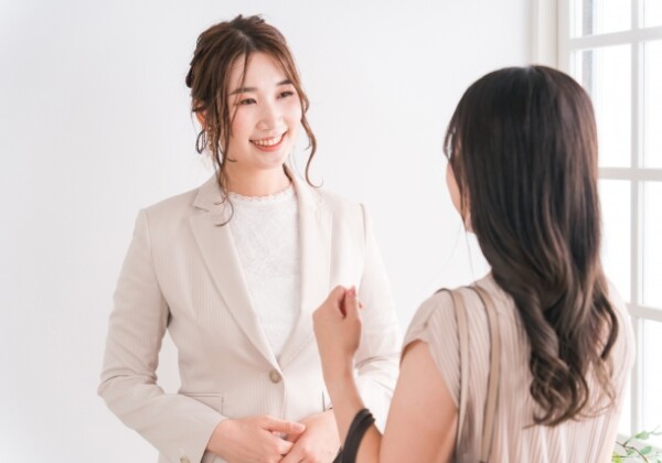 サービス業で働く女性