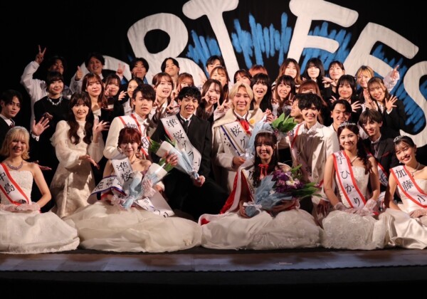 桜美林大学　大学生の集合写真